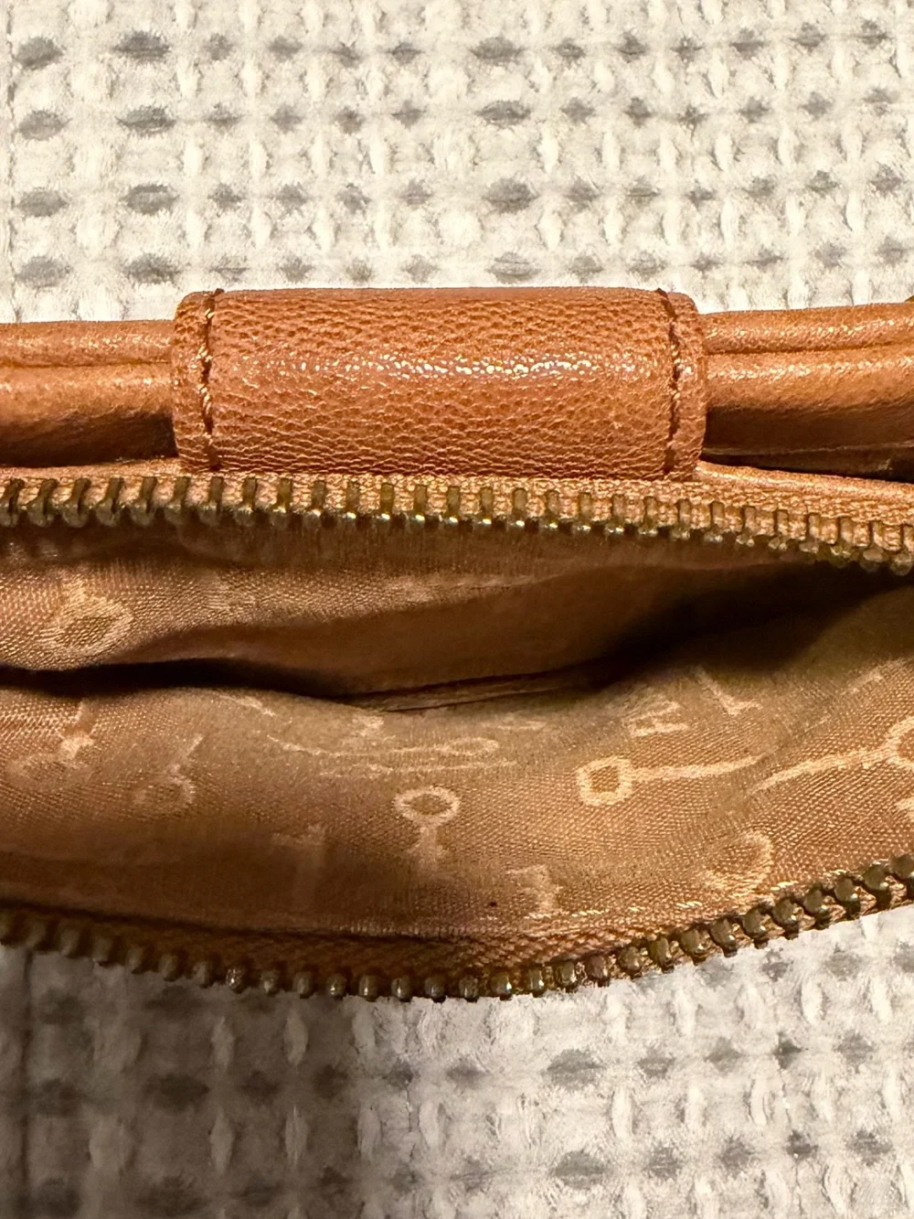 Vintage Fossil Wallet… Neutral Tan color!! Full size, great storage!